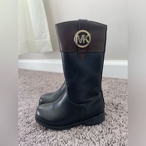 Michael Kors Emma Kelly T- size 6